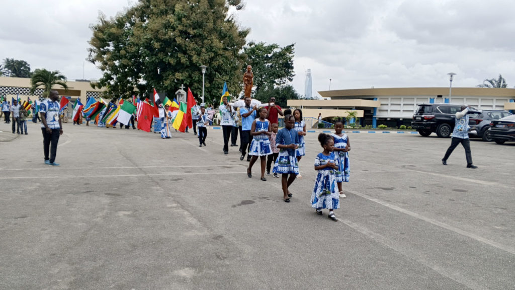 Procession avec les drapeaux des pays africains