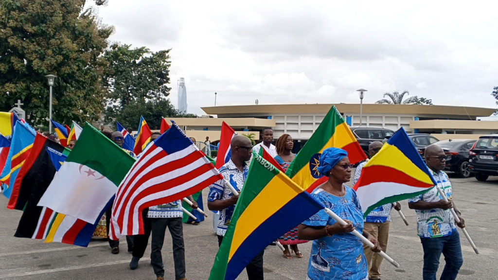 Procession avec les drapeaux des pays africains