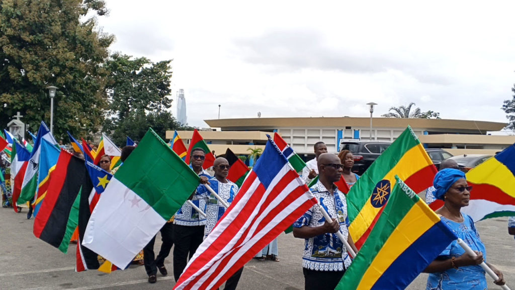 Procession avec les drapeaux des pays africains